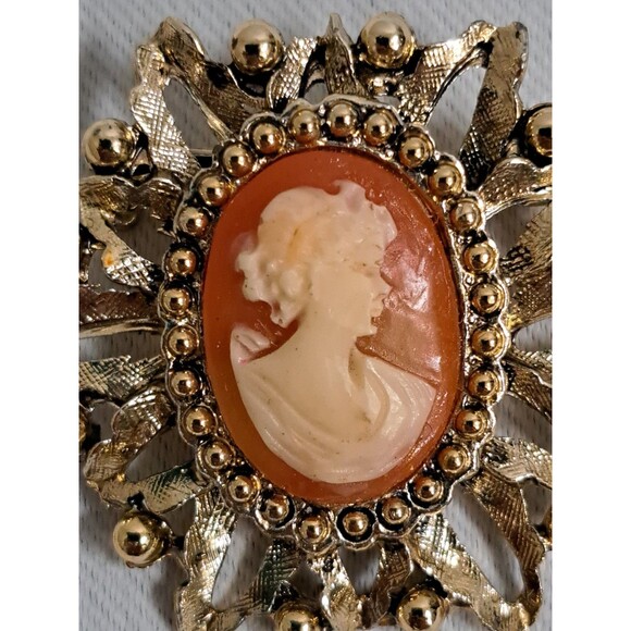 VTG Shell Cameo Brooch w/ Coral Color Background in Ornate Gold Tone Setting - Picture 3 of 5